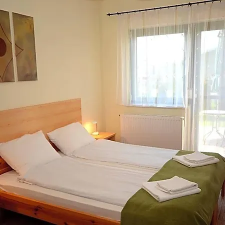 Szarszo Panzio Bed & Breakfast