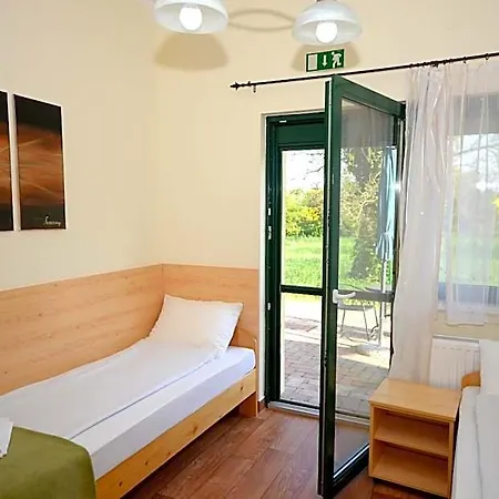 Bed & Breakfast Szarszo Panzio Balatonszarszo