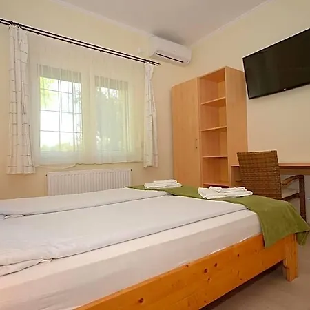 Bed & Breakfast Szarszo Panzio Balatonszarszo