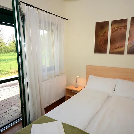 Szarszo Panzio Bed & Breakfast 4*